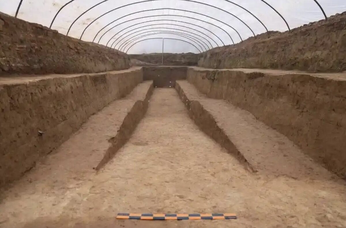 陝西省文物局近期針對阿房宮遺址考古發現，阿房宮未建成、未經火燒，明確阿房宮的建築底座是如何建造的。圖為阿房宮遺址。圖／取自西安日報
