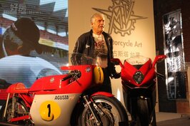 義大利傳奇車手Giacomo Agostini，Giacomo Agostini於1965~1973年間效力於MV AGUSTA車隊，為車隊拿下13座MotoGP總冠軍(生涯15座)，包含350c.c.級別6座，500c.c.級別7座、並達成GP500錦標賽7連霸等至今仍令人難以超越的驚人記錄。