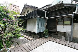 這裡的日式宅邸雖然部分還有人居住，可惜的是大都是屬於傾頹狀況，不過也還有幾棟狀況十分不錯，也有人居住。走入這裡，時空在這裡彷彿已經停止不動。拍這裡時看到一位老婦人在院子裡向天祈禱，是祈禱家人平安嗎？