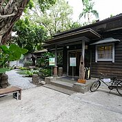 青田七六是這一帶日式宅邸中少數保存最為完善，且持續休憩中的町屋。現在則變身為咖啡餐廳，吸引許多遊客到此參觀休憩。