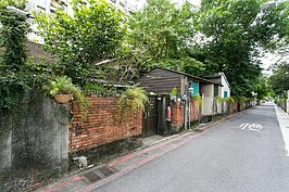 一般人都知道青田街有日式町家建築群，其實隔不遠處的金山南路二段203巷裡，也有許多棟日式建築保存至今。當年是台灣總督府下轄山林課的宿舍群。目前已經公告並登錄為台北市定古蹟。