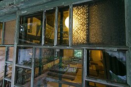 玻璃窗在當時並不罕見，只是除了透明玻璃外，也會使用雕花玻璃，一來依舊可以透光，二來則是可以阻擋外界視線直接看到內部樣子，可保有一些隱私。