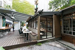 後院部分目前是以鋼粱連結主屋，並且設計全透明天蓬的用餐區。