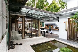 後院部分目前是以鋼粱連結主屋，並且設計全透明天蓬的用餐區。