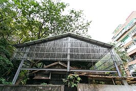 青田街一代的日式建築產權大都屬於師範大學、台灣大學等學校，只是十分可惜的是，這些學校寧願興建新校舍，卻不願將經費撥出部分進行修葺，放任這些台北難得一見的日式宅邸傾頹毀壞。就算利用鋼樑蓋了屋頂，時光與天氣的無情還是持續摧殘著。