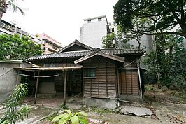慢地的落葉與雜草，增建的鐵皮屋，讓原本頗有味道的町家建築全部走了調。