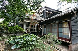 還是有維持狀況很好的宅邸。地板下用以隔絕濕氣的「廣緣」並沒有封起來，還是可以如當年一樣執行排濕等功能。