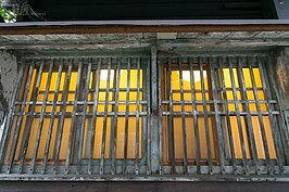 暈黃色的燈光透過木柵格透出，為深秋寒意的今天帶來一絲絲溫暖。