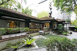 整個院子十分寬大。能有這樣大的腹地當院子，也顯示出興建者足立仁教授在台時期所受到的敬重與社會地位。