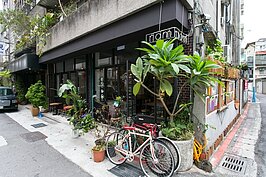 錦安市場旁的nomnom咖啡廳，有著濃濃的古意與文青氣息。來這裡發呆一下午十分的不錯。