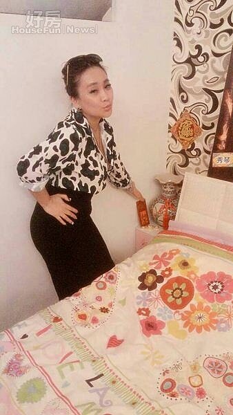 
3.秀琴喜歡鮮豔的顏色，主臥刻意選用粉紅色的被單，製造溫馨的感覺。