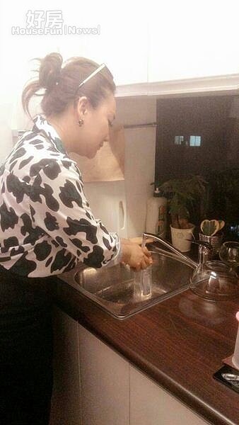 
4.靠窗的地方有個小吧檯，能煮簡單的食物。