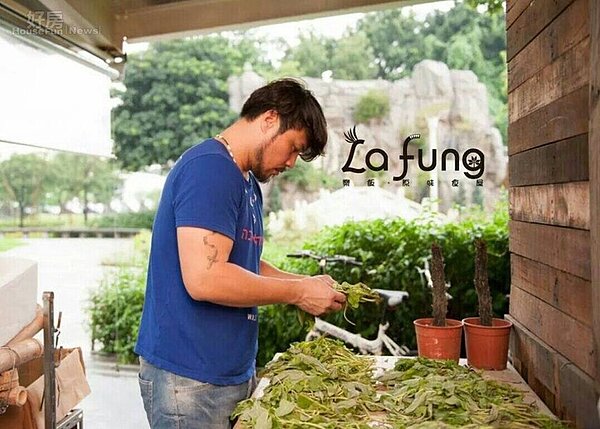 
7.陳致遠親自挑選食材並料理，對自己的手藝很有信心。