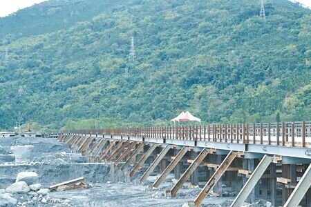 
花蓮馬太鞍溪橋因堰塞湖潰決遭滾滾泥水沖毀，鋼便橋預計明年元旦完工開放通行。（羅亦攝）
