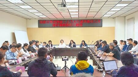 
高市議會22日舉行「高雄市營建剩餘土石方去化處理廠設立及運作機制探討公聽會」，產官學代表齊聚共同研討對策。（柯宗緯攝）
