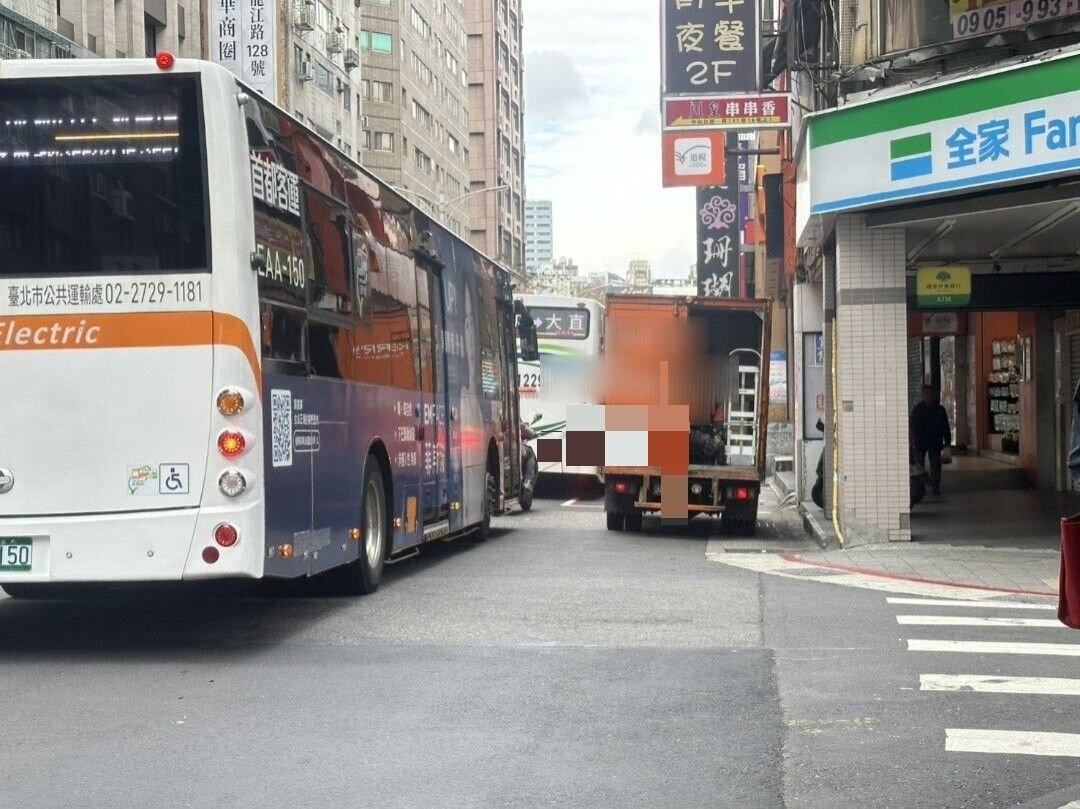 台北市長蔣萬安拍板，將推動「公車道路環境改善計畫」，針對公車站牌周邊違停車輛多等問題，提出解決改善方案。記者洪子凱／攝影 