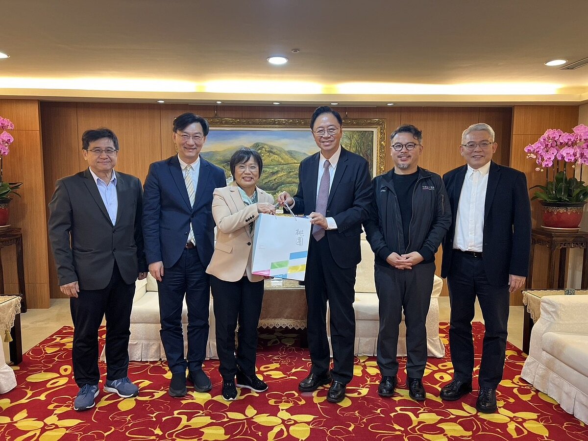 桃園華亞科擴大案停擺，內政部長劉世芳率團拜訪桃市府時，雙方都認同須妥善與地主樂善寺溝通討論，市府將通盤規畫，內政部也表達樂觀其成。圖／市府提供
