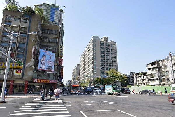 松山路與忠孝東路口原本設立陸橋,近日已拆除,但對周邊店面的租金起漲影響不大。(好房網News記者陳韋帆攝影)