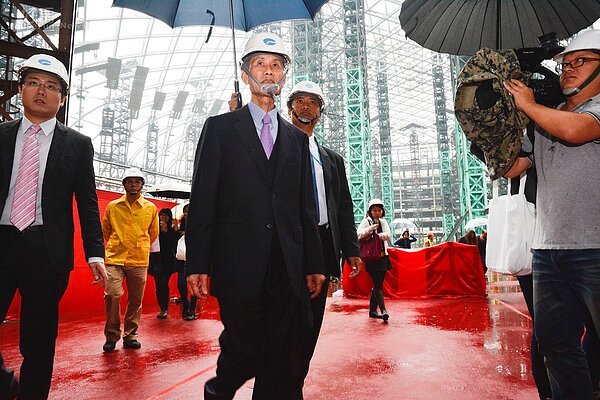 趙藤雄冒著雨水介紹遠雄結構。(好房網News記者 陳韋帆/攝影)