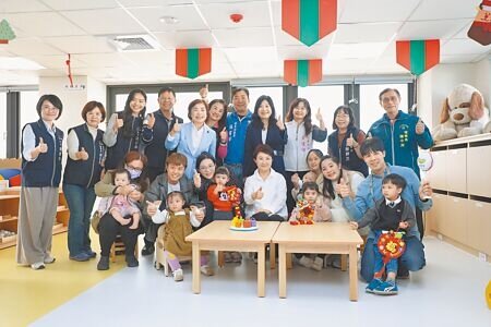 台中市公設民營太平長億托嬰中心29日開幕,市長盧秀燕(前排右五)開心宣示明年元旦起將實施「愛胎萬計畫」,生育津貼第三胎3萬元、第四胎4萬元。(馮惠宜攝)
