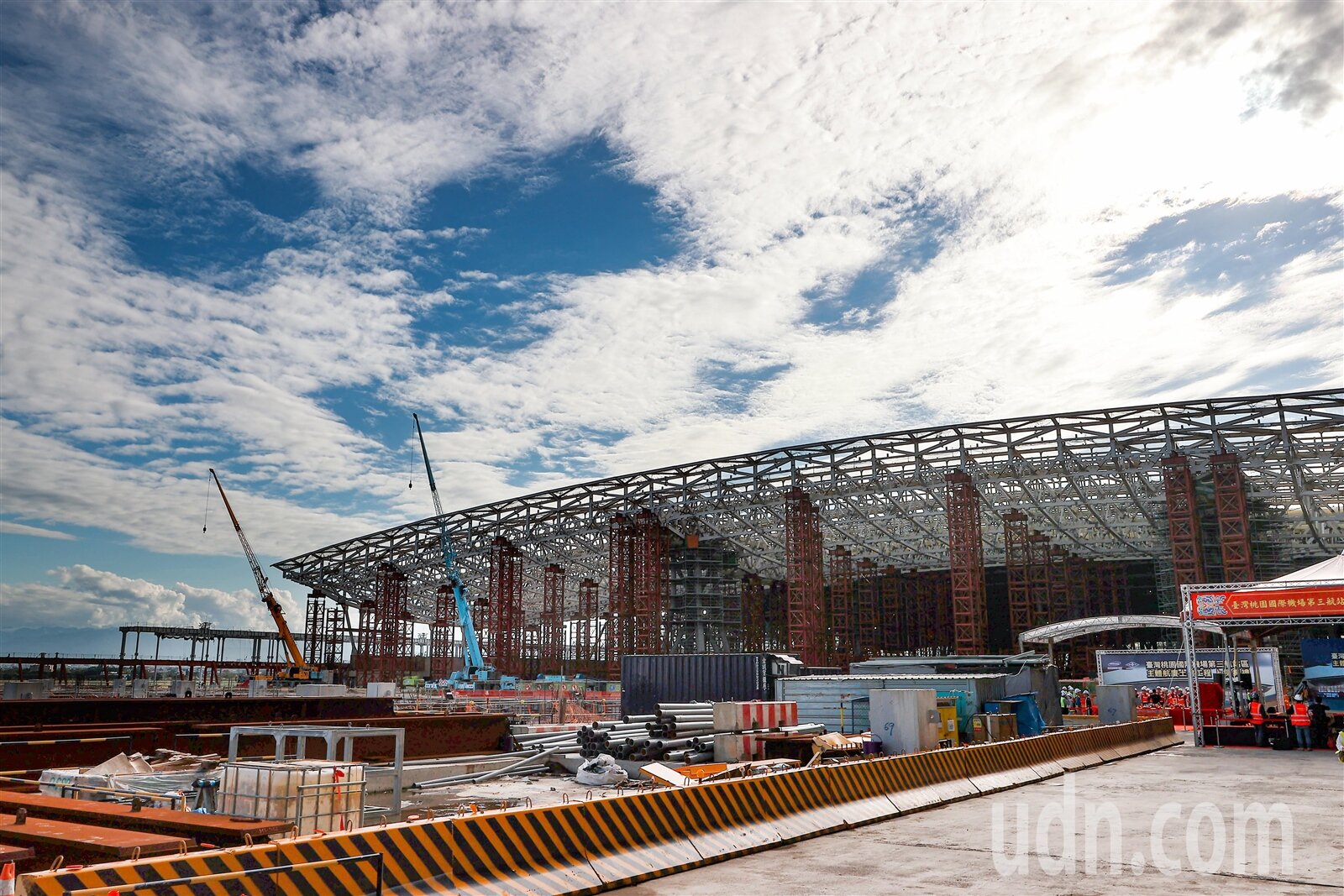 桃園國際機場第三航廈相關工程正如火如荼進行中，主體建築可望在明年三月完成封頂及玻璃帷幕工程。記者黃仲明／攝影 