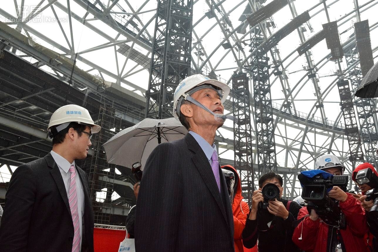 趙藤雄冒著雨水介紹遠雄結構。(好房網News記者 陳韋帆/攝影)