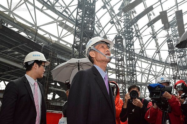 趙藤雄冒著雨水介紹遠雄結構。(好房網News記者 陳韋帆/攝影)