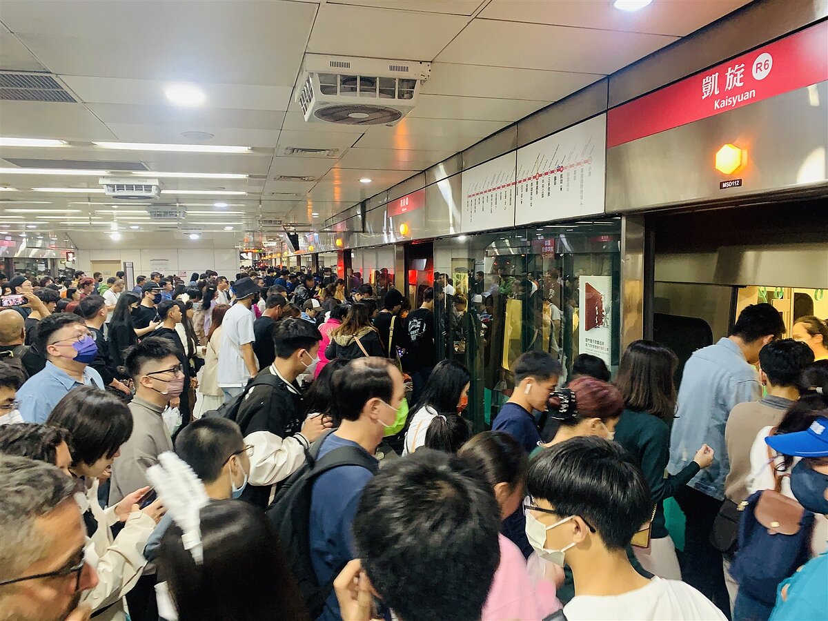 高雄捷運在跨年當晚延長營運至翌日凌晨2點,輕軌延長營運時間至翌日凌晨1點半,下午5點起至營運結束期間,輕軌C4凱旋中華站及C5夢時代站不開放旅客上下車。圖/高雄市捷運公司提供