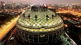 遠雄巨蛋的夜景十分漂亮，可容納40000名觀眾的室內多功能體育館，是台灣唯一符合世界級規格的棒球場。