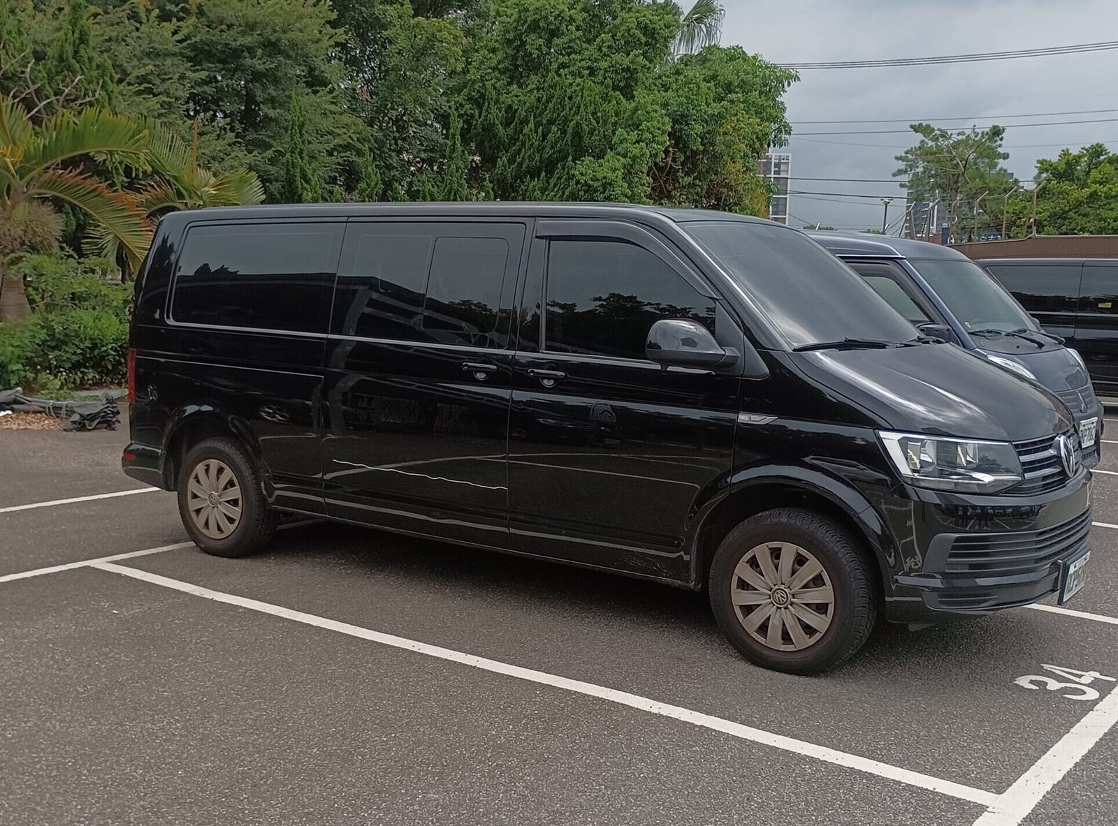 聯合拍賣會當日上午10時在桃園市桃園區富國路100號熱鬧登場，現場一次拍賣8部車輛。圖：桃園分署提供