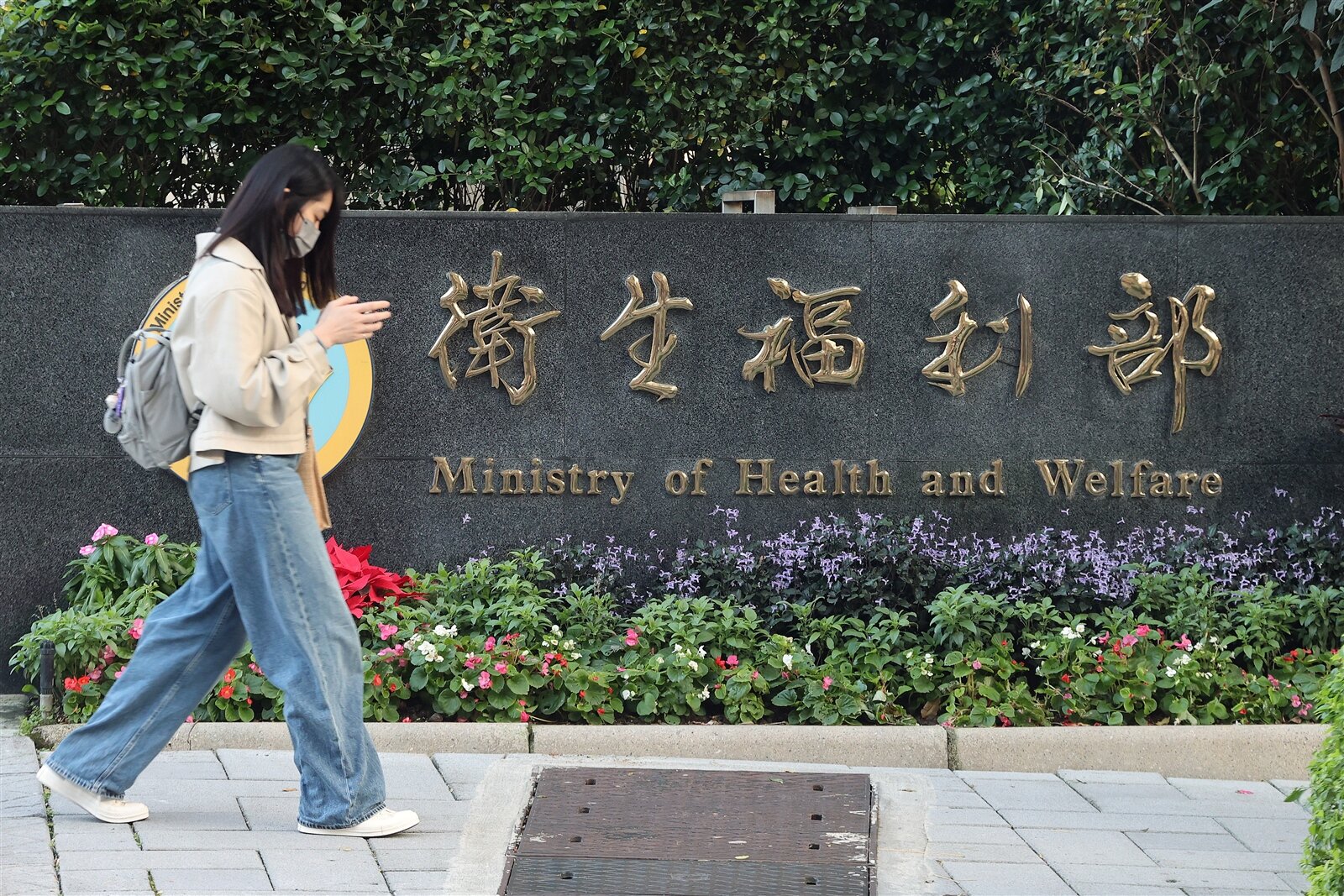 衛福部將於明年1月上路醫美管理新制,不過針對家醫及急診科納入大外科,衛福部長石崇良先前坦言「不是很滿意」,四度與醫界協商未果,最終確定家醫及急診科不納入大外科。本報資料照片