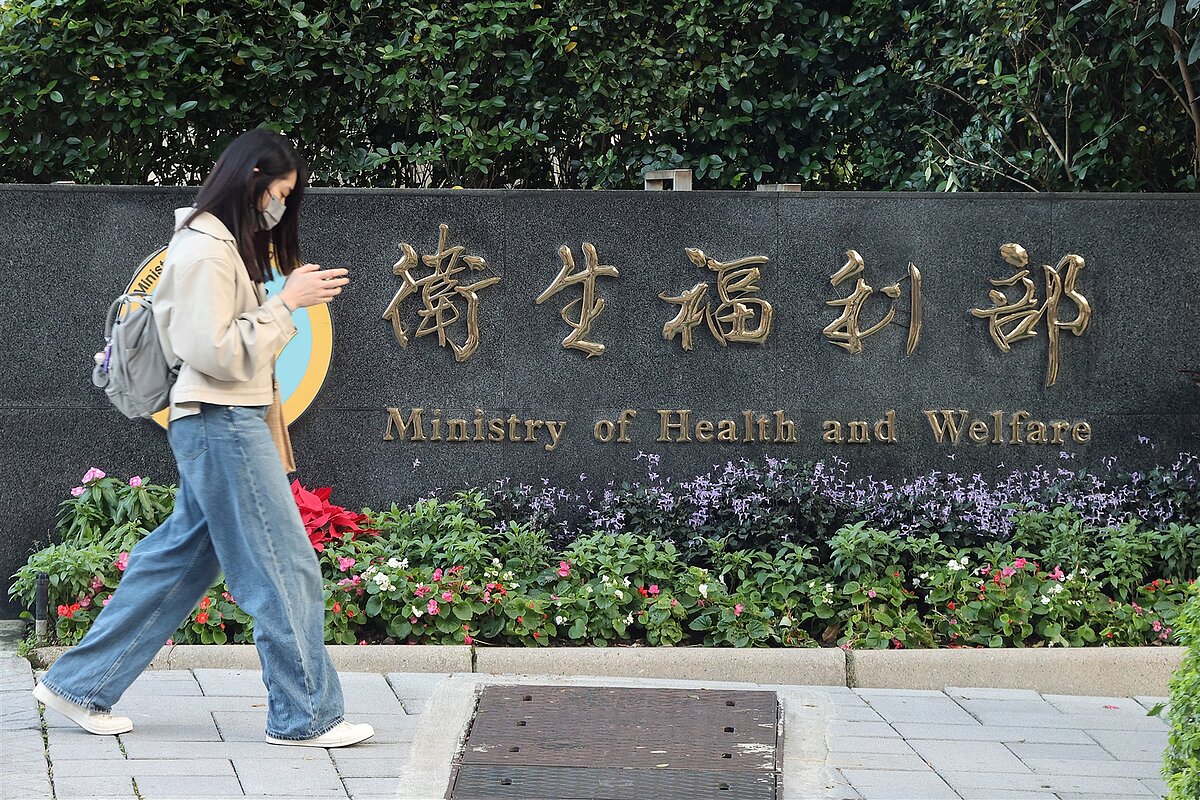 衛福部將於明年1月上路醫美管理新制，不過針對家醫及急診科納入大外科，衛福部長石崇良先前坦言「不是很滿意」，四度與醫界協商未果，最終確定家醫及急診科不納入大外科。本報資料照片 