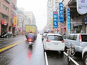 線畫假的？　桃園中壢機車道上滿是汽車