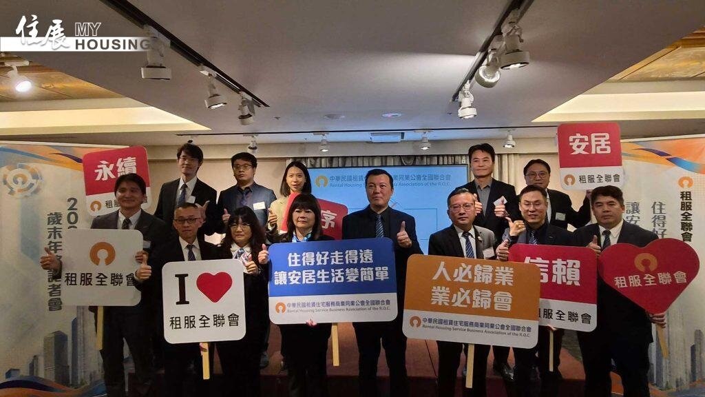 劉貞君（圖中位者）今（30）率領七都租服公會理事長，共同宣誓2026未來租賃對策。圖／朱福山