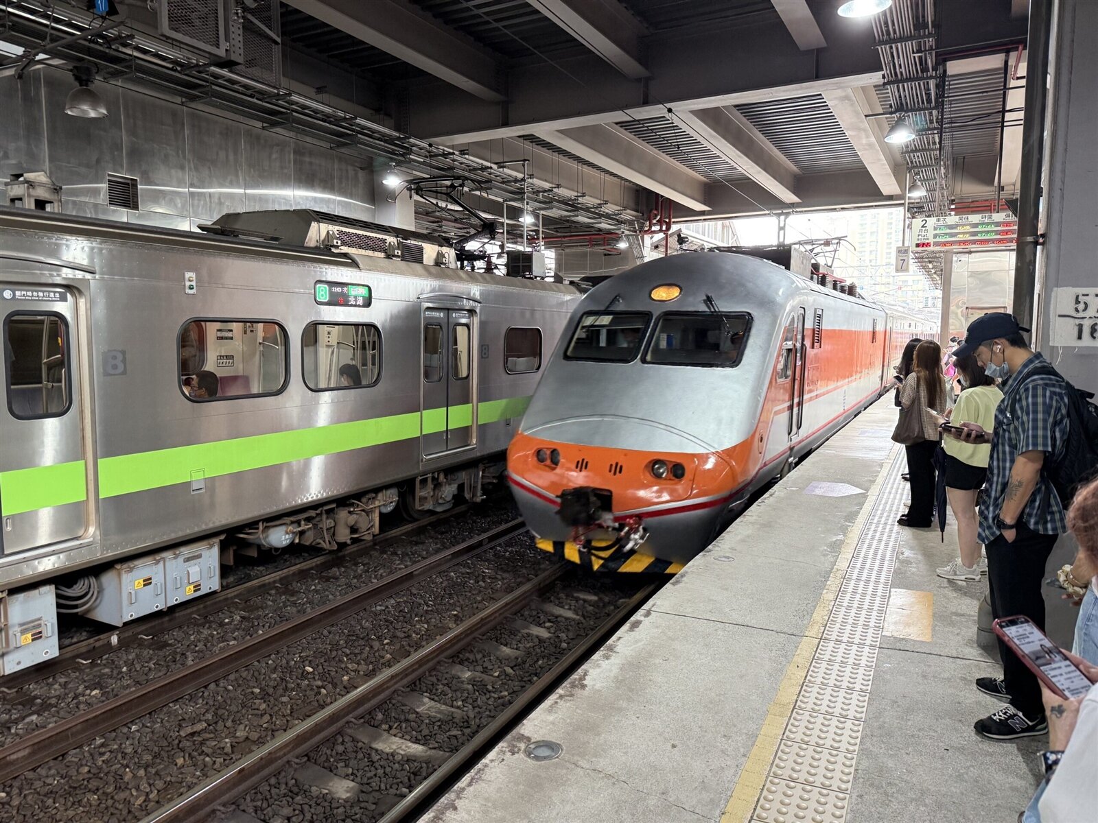 使用敬老愛心卡搭乘台鐵時，起訖站其中一站須位於桃園市境內車站。圖：交通局提供