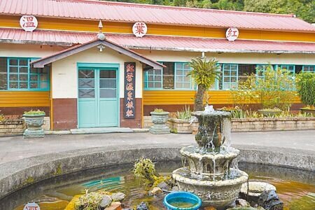 
花蓮縣萬榮鄉「紅葉溫泉旅社」是許多老花蓮人的回憶，自日據時代興建營運，民國41年由呂姓業者接手，至今已傳到第3代。（羅亦攝）
