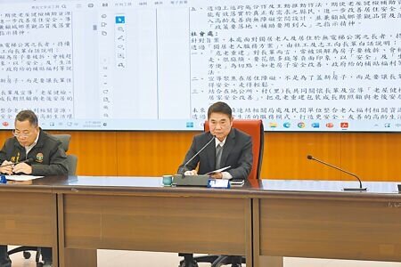 
中央國土署擬推動老宅延壽計畫，並鎖定65歲以上長者以及中低收入戶等為補助對象。苗栗縣長鍾東錦（右）30日要求相關局處長應積極推動，讓獨居長輩住得更安全，甚至可以邀請民間建商共同參與。（謝明俊攝）
