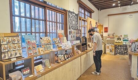 
台南市文化局的古蹟據點販售商品業績亮眼，今年締造超過5340萬元營業額，明年春天還將成立全新品牌「Let’s Asobi」落腳愛國婦人館。（曹婷婷攝）
