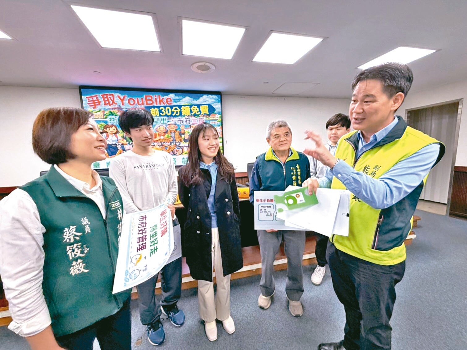 六都目前僅台南、高雄YouBike未優惠前30分鐘免費，成功大學的學生代表昨遞交請願書給南市交通局副局長熊萬銀（右一）爭取市府補貼。記者吳淑玲／攝影 