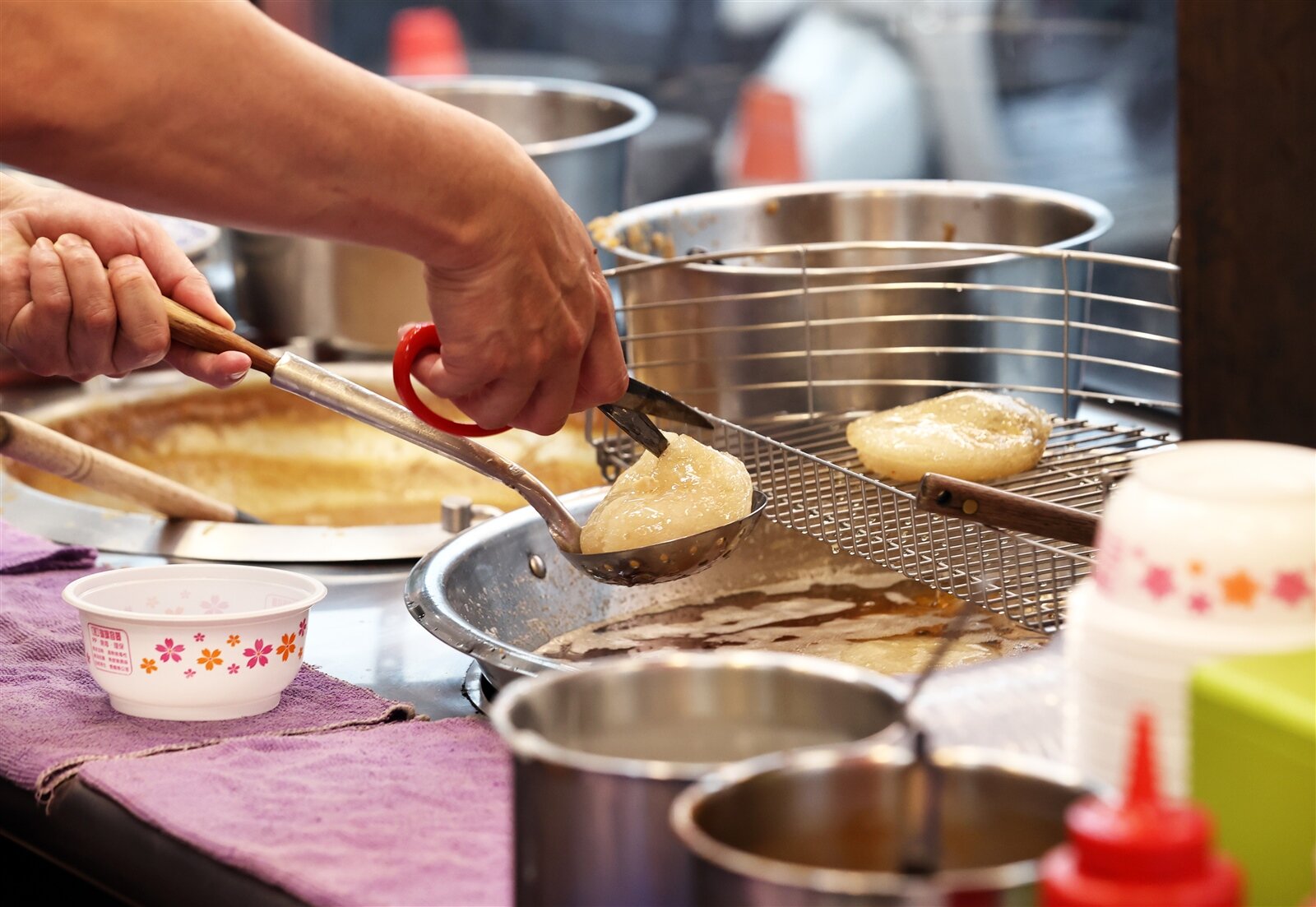 有民眾在社群反映,知名夜市攤商不給用電子支付,還有店家直接把QR CODE收起來。台灣夜市商圈產業公會總會長林定國直言,之所以有攤商不願使用電子支付有兩大原因,第一是擔心有紀錄被課稅;其次是手續費問題。 (示意圖、非新聞內文店家)圖/本報資料照片