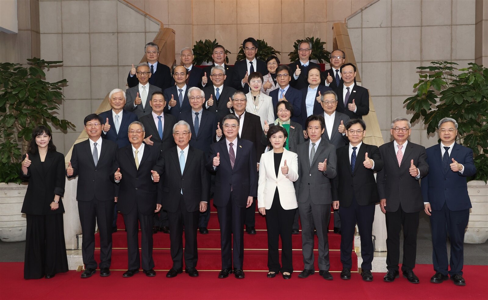 行政院長卓榮泰(前左五)、副院長是鄭麗君(前右五)上午出席經濟發展委員會第2次顧問會議(均衡台灣分組),與鴻海董事長劉揚偉(前左二起)、宏碁創辦人施振榮、金仁寶集團總裁許勝雄、緯創董事長林憲銘(二排右三)等人合影。記者林澔一/攝影