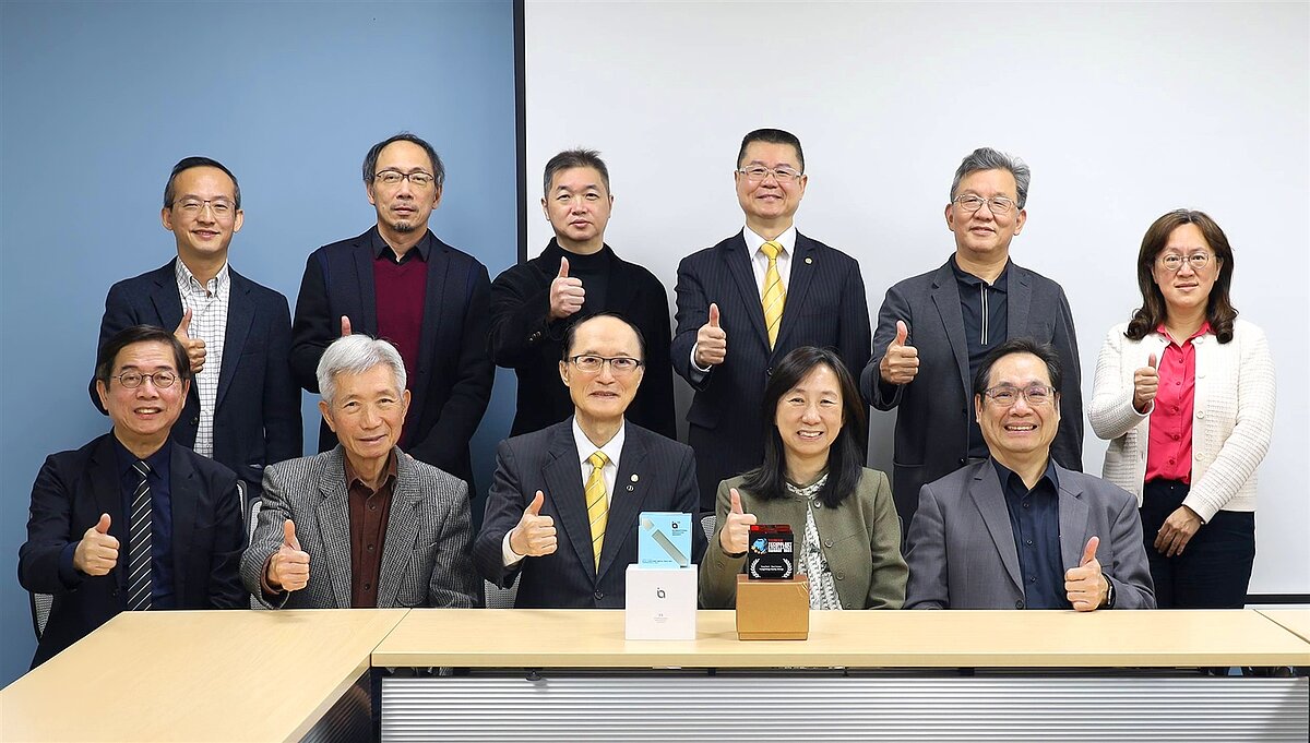 永慶房產集團董事長孫慶餘（前排中）、政治大學社會科學學院院長楊婉瑩（前排右2）、政大不動產研究中心主任楊松齡（前排右1）慶祝「政大永慶租金行情地圖」贏得國際雙獎肯定。圖／永慶房產集團提供