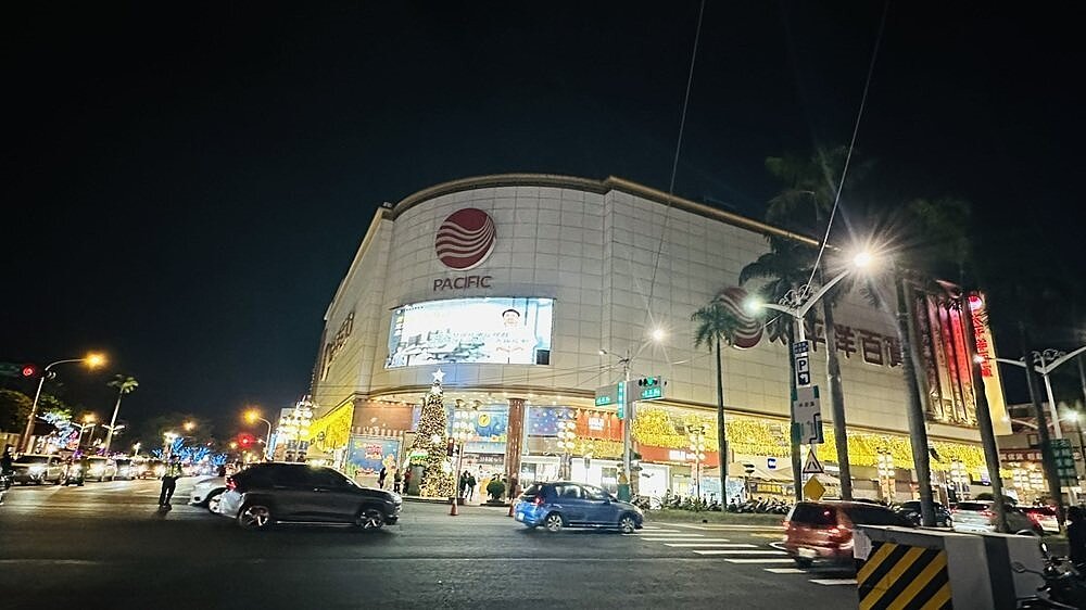 屏東地王由太平洋百貨屏東店，位在屏東市中正路及公園路交叉口再度蟬聯，公告現值每平方公尺20萬4000元，換算1坪約67萬4000元。圖／屏東縣政府地政處提供