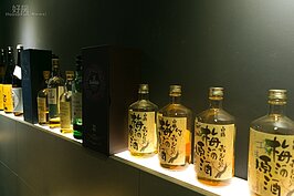 客人寄放各式各樣的美酒，靜靜的擺在桌邊，向上打的燈，讓酒瓶成為藝術品。（好房網提醒您：喝酒不開車，開車不喝酒）