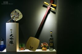 日本樂器三絃琴也成為店中的裝飾品。