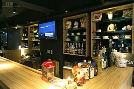 一如日本居酒屋一樣的設計，吧台後方擺滿了各式各樣的酒精飲品，等待下班後的朋友相聚開瓶暢談。（好房網提醒您：喝酒不開車，開車不喝酒）