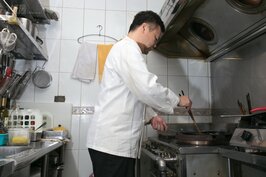 將近四十度的廚房中，記者已經全身發汗，但是工藤先生不為所動，依舊專注的進行料理。