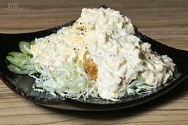 特調莎莎醬蓋滿了雞肉塊上，這到餐點當正餐或配來下酒都合適。