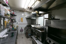 就算是十多度的濕冷天氣中，廚房依舊火熱高溫。這裡是工藤先生美食創意的始發地。
