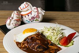 在台灣要吃到道地的日式漢堡排十分難，主要是台灣人對漢堡排較為陌生。工藤先生親手剁肉拍打而成的漢堡排，就算經過高溫煎煮，肉汁還是完整保留，一口下去絕對是幸福滿滿。